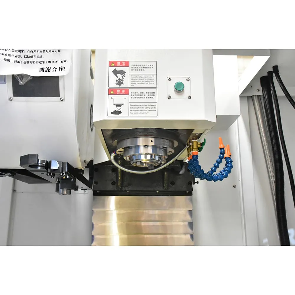 Detalhe técnico da área de trabalho de um centro de usinagem CNC New Way